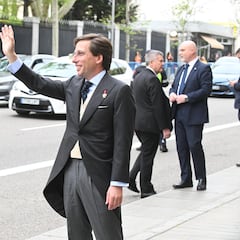 ¿Qué formación tiene Martínez-Almeida, cuáles son sus estudios y a qué universidad fue?