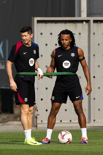 Robert Lewandowski y Jules Koundé.
 
