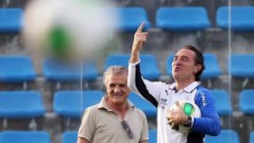 El entrenador de la selecci&oacute;n nacional de f&uacute;tbol de Italia Cesare Prandelli (d) dirige un entrenamiento.