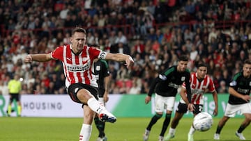 Luuk de Jong lanza un penalti con el PSV