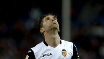 El centrocampista del Valencia CF Miguel Herrero "Míchel" se lamenta tras fallar una ocasión, durante el partido de vuelta de octavos de final de la Copa del Rey que Atlético de Madrid y Valencia CF juegan esta noche en el estadio Vicente Calderón, en Madrid.