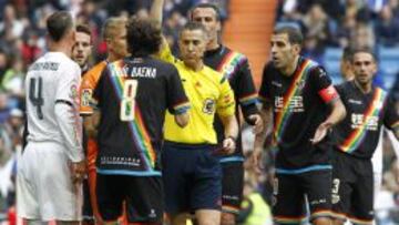 Baena ve su segunda tarjeta amarilla en el Santiago Bernab&eacute;u. 