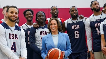 Kamala Harris, con la selección de baloncesto de EE UU que acudió los Juegos de París.