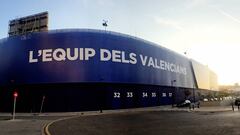 En la fachada del Ciutat de Val&egrave;ncia el Levante luce el eslogan de &quot;L&#039;equip dels valencians&quot;.