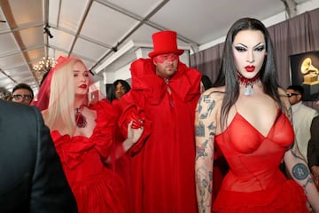 Kim Petras, Sam Smith, y Violet Chachki en los Grammy 2023.