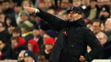 Liverpool's German manager Jurgen Klopp gestures on the touchline during the English Premier League football match between Brentford and Liverpool at Gtech Community Stadium in London on January 2, 2023. (Photo by Adrian DENNIS / AFP) / RESTRICTED TO EDITORIAL USE. No use with unauthorized audio, video, data, fixture lists, club/league logos or 'live' services. Online in-match use limited to 120 images. An additional 40 images may be used in extra time. No video emulation. Social media in-match use limited to 120 images. An additional 40 images may be used in extra time. No use in betting publications, games or single club/league/player publications. /