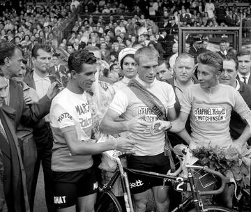 El ciclista español Federico Bahamontes, ganador de la etapa de montaña, acompañado por el competidor alemán Rudi Altig,  maillot verde y Jacques Anquetil, ganador del Tour de Francia de 1962.