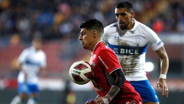 El jugador de Ñublense, Patricio Rubio, es fotografiado durante el partido contra Universidad Católica.