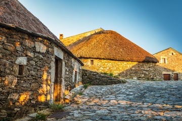 Los caminos jacobeos conectaron Galicia con Europa durante siglos y lo siguen haciendo. Entre las diversas variantes el Camino Francés es el más conocido, siendo O Cebreiro el punto de entrada en Galicia. Este itinerario comparte el recorrido de las primeras etapas galegas de una de las vías de peregrinación más importantes del mundo. 