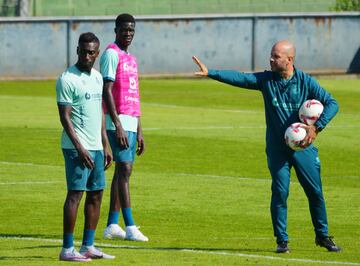 José Alberto reconoce que Maguette Gueye, aunque aún no ha debutado, está entrenando muy bien.