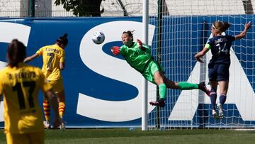 Barcelona&#039;s Spanish forward Jennifer Hermoso (L) heads the ball and scores a goal past Paris Saint-Germain&#039;s Chilean goalkeeper Christiane Endler (C) during the UEFA Women Champions League semi-final first leg football match between Paris Saint-