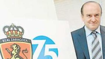 <b>ESTRENO. </b>El presidente Bandrés posa junto a la imagen oficial del 75 Aniversario.