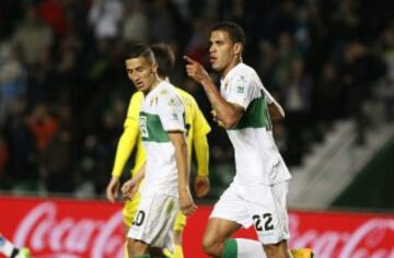 El delantero brasileño del Elche Jonathas de Jesus celebra el gol marcado al Villarreal, durante el partido de la decimoséptima jornada de la Liga de Primera División