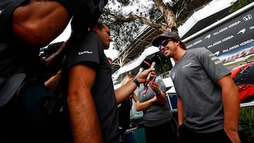 Fernando Alonso hablando con la prensa en Sepang.