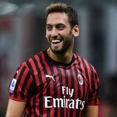Elegancia en estado puro: así juega Calhanoglu, una de las gangas del próximo verano