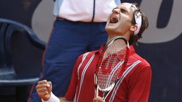 Roger Federer celebra su victoria ante Rafael Nadal en la final del Masters 1.000 de Hamburgo de 2007.