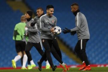 Falcao entrena en Manchester para el duelo de Champions