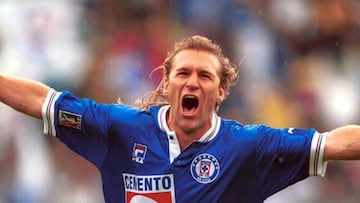 El argentino vivió dos etapas diferentes con Cruz Azul, en la primer fue campeón, mientras en la segunda llegó a la final de la Copa Libertadores. Marcó varios goles con la Máquina.