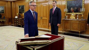 El nuevo ministro de Cultura, Jos&eacute; Guirao (i), promete su cargo ante el Rey en un acto celebrado esta ma&ntilde;ana en el Palacio de la Zarzuela.