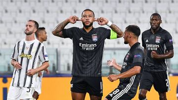 Turin (Italy), 07/08/2020.- Lyon&#039;&Auml;&ocirc;s Memphis Depay (C) celebrates after scoring the opening goal during the UEFA Champions League round of 16 second leg soccer match Juventus FC vs Olympique Lyon at the Allianz Stadium in Turin, Italy, 07 