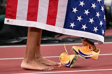 La atleta estadounidense Melissa Jefferson-Wooden recoge sus zapatillas tras ganar la final femenina de 200 metros durante el Campeonato Mundial de Atletismo en Tokio. 