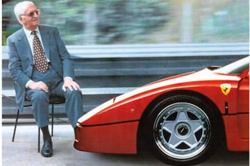 Enzo Ferrari con su &uacute;ltima creaci&oacute;n de superdeportivo. 