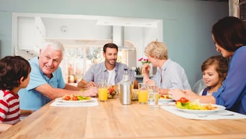 Personas comiendo en una mesa