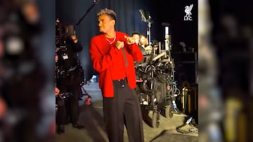El jugador del Liverpool es protagonista de este detrás de cámaras del club inglés. Todos al ritmo de Lucho.