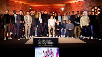Foto de familia en el homenaje a Griezmann.