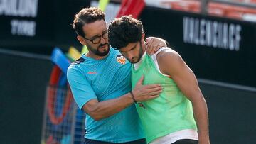 Bordalás, hablando con Guedes en la última sesión previa al Real Madrid.