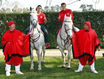 Dani Aquino (izda) e Iván Alejo a caballo durante el espectáculo ofrecido a los jugadores en Ezeiza.