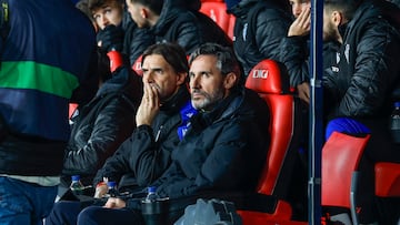 PAMPLONA, 19/01/2025.- El entrenador del Osasuna, Vicente Moreno (d), este domingo, durante el partido de la jornada 20 de LaLiga EA Sports, entre el Osasuna y el Rayo Vallecano, en el Estadio El SADAR de Pamplona. EFE/ Villar Lopez