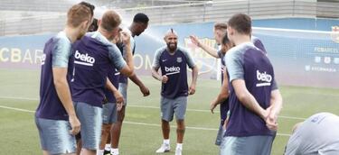 La alegre bienvenida de Messi y el plantel de Barcelona a Vidal