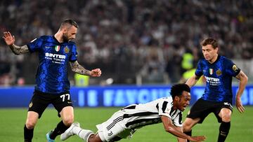 Inter Milan's Croatian midfielder Marcelo Brozovic (L) tackles Juventus' Colombian midfielder Juan Cuadrado during the Italian Cup (Coppa Italia) final football match between Juventus and Inter on May 11, 2022 at the Olympic stadium in Rome. (Photo by Isabella BONOTTO / AFP)