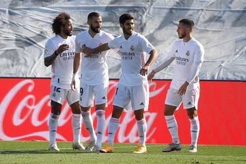 Real Madrid 2-0 Huesca | Centro de Lucas V¨¢zquez desde la derecha que recibi¨® Benzema en el segundo palo, la embolsa con el pecho y le peg¨® cruzado para batir a Andr¨¦s.