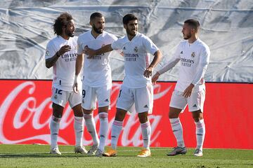 Real Madrid 2-0 Huesca | Centro de Lucas Vázquez desde la derecha que recibió Benzema en el segundo palo, la embolsa con el pecho y le pegó cruzado para batir a Andrés.