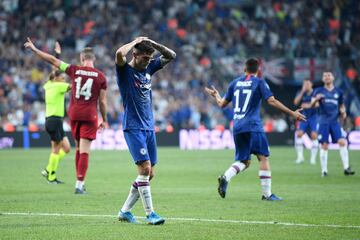 Liverpool y Chelsea se enfrentaron en la Supercopa de Europa. En el tiempo reglamentario igualaron a un gol con anotaciones de Mané y Giroud. En el extra tiempo los 'reds' se fueron adelante con una nueva anotación del senegalés, pero Jorginho empató después de unos minutos. En la definición desde el punto penal los de Klopp celebraron al vencer a su rival (5-4).  