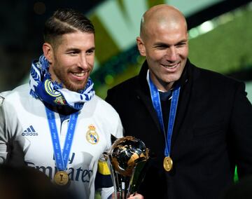 El 18 de diciembre de 2016 consigui¨® su tercer t¨ªtulo, el Mundial de Clubes, tras ganar al Kashima Antlers en Yokohama, Jap¨®n. En la foto, Zidane y Sergio Ramos posan con el trofeo.