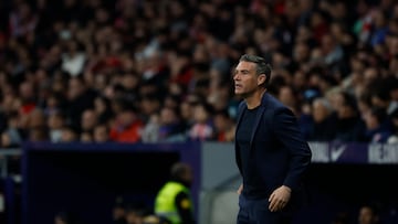 MADRID, 29/11/2025.- El entrenador del Oviedo, Luis Carrión, en el partido de la jornada 14 de LaLiga EA Sports que Atlético de Madrid y Real Oviedo disputan este sábado en el Estadio Riyadh Air Metropolitano de la capital española. EFE/ Juanjo Martín