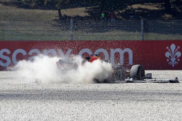 En la salida Max Verstappen,  termina en la grava de la curva 2 j