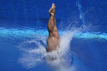 El saltador chino, He Chong, entrando en el agua.