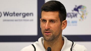 El tenista serbio Novak Djokovic atiende a los medios antes de competir en el Tel Aviv Watergen Open de Israel.