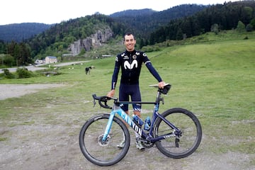 Las vistas alrededores del Tourmalet son espectaculares, con bares y zona de hoteles que se sustentan en parte al cicloturismo, un gran atractivo de la zona. Sergio Samitier es uno de los profesionales actuales que mejor conoce la subida y, tras pasar por Lizarte y Murias, llegó al Movistar en 2020, donde todavía le queda cuerda a sus 27 años. 





