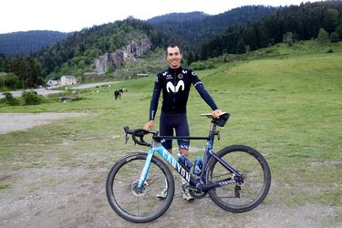 Las vistas alrededores del Tourmalet son espectaculares, con bares y zona de hoteles que se sustentan en parte al cicloturismo, un gran atractivo de la zona. Sergio Samitier es uno de los profesionales actuales que mejor conoce la subida y, tras pasar por Lizarte y Murias, llegó al Movistar en 2020, donde todavía le queda cuerda a sus 27 años. 





