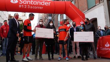 Indurain y Fiz reciben sus cheques para donar a las entidades elegidas.