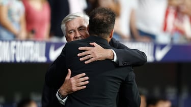 MADRID, 18/09/2022.-El entrenador argentino del Atlético de Madrid Diego Pablo Simeone, y el entrenador italiano del Real Madrid Carlo Ancelotti, durante el partido de la jornada 6 de LaLiga Santander en el estadio Cívitas Metropolitano en Madrid.- EFE / Rodrigo Jiménez