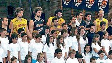 <b>ENGANCHA. </b>Allá donde vaya, la Selección está arrasando. En esta ocasión los afortunados fueron los niños del Real Canoe.