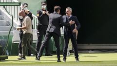 Saludo entre Diego Simeone y Fran Escribá. 