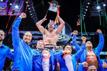 El año pasado, el equipo extranjero se llevó la victoria con un Claudio Castagnoli como el triunfador para el equipo extranjero.