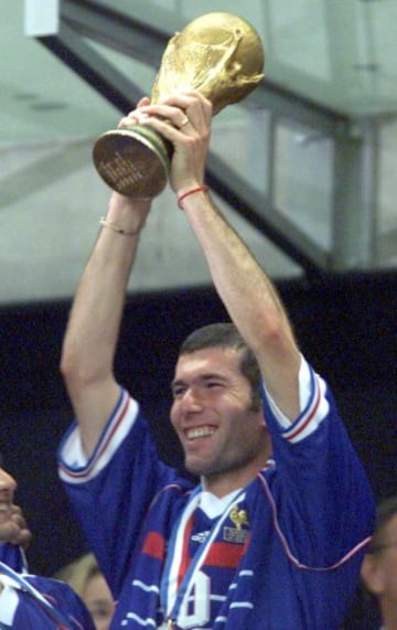 Jugó con la selección francesa en 108 ocasiones marcando 31 goles. Fue campeón del mundo con Francia en el Mundial de 1998. En el 2016 sustituye a Rafa Benítez tras su destitución como entrenador del Real Madrid. En la imagen, Zidane levanta la Copa del Mundo de 1998.

